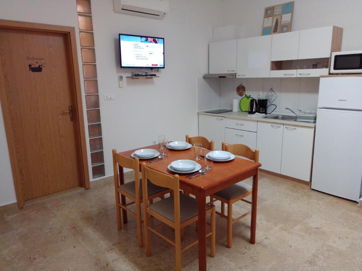 Apartman Sendi Пула Екстериор снимка