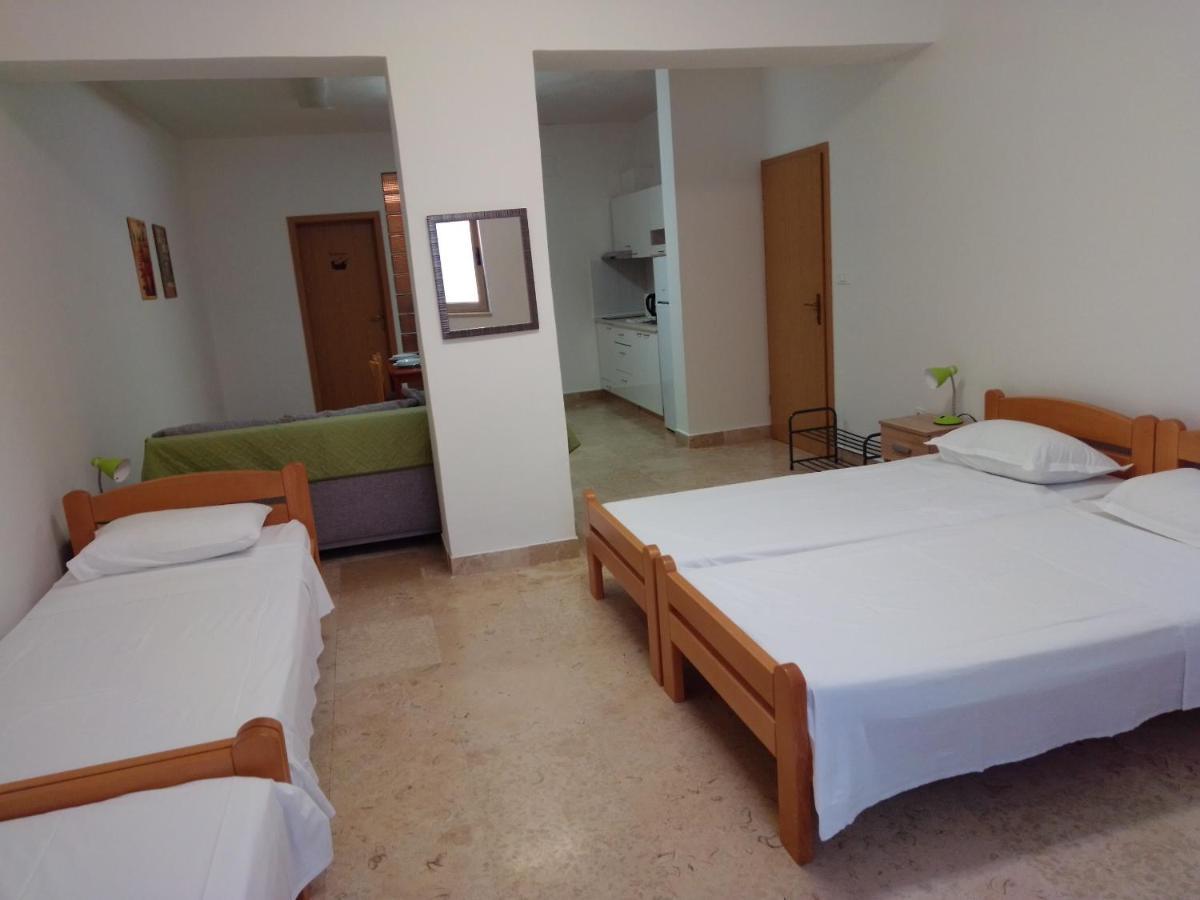 Apartman Sendi Пула Екстериор снимка
